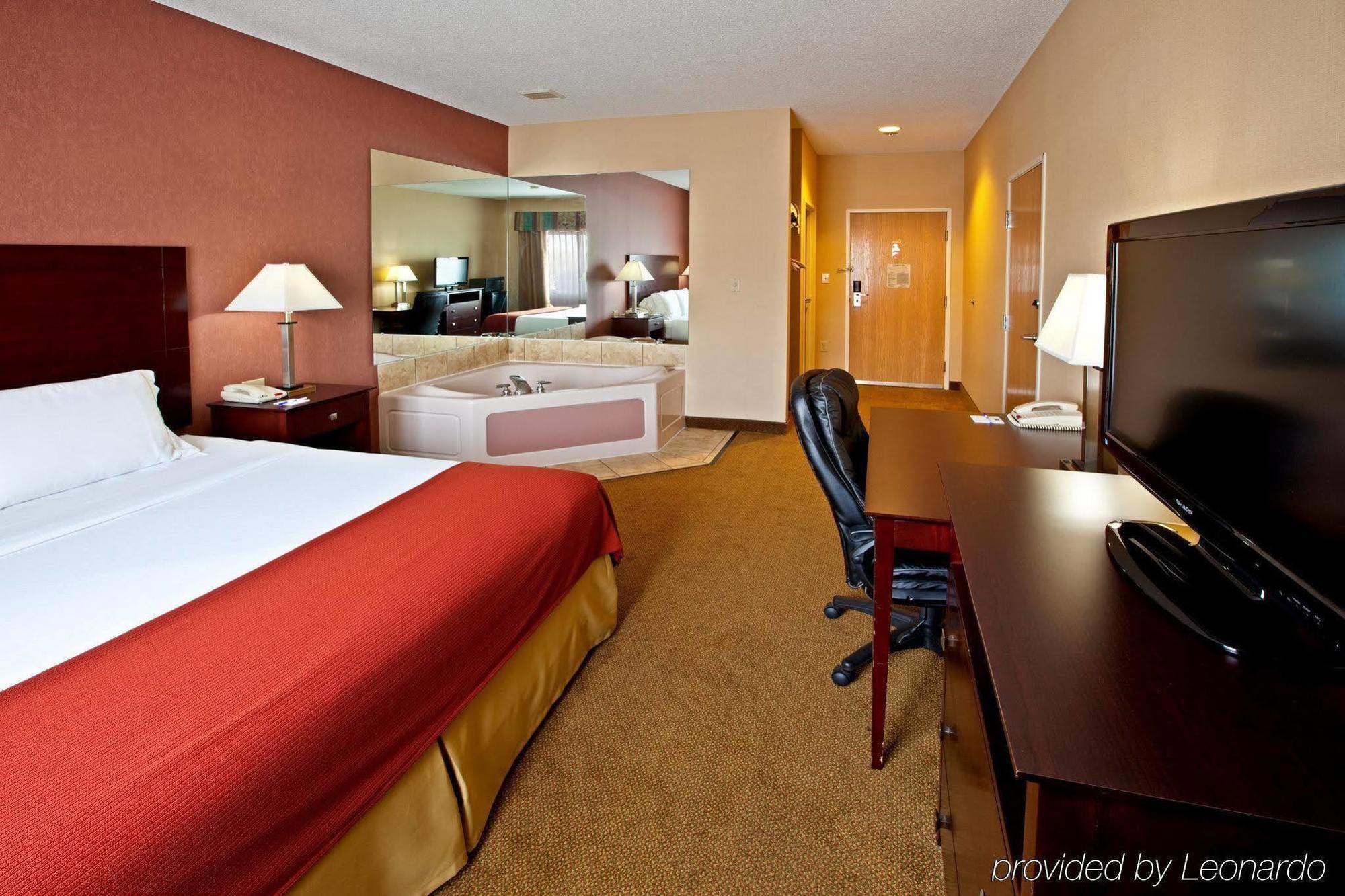 Holiday Inn Express Hotel & Suites Cincinnati-North/Sharonville Bagian luar foto