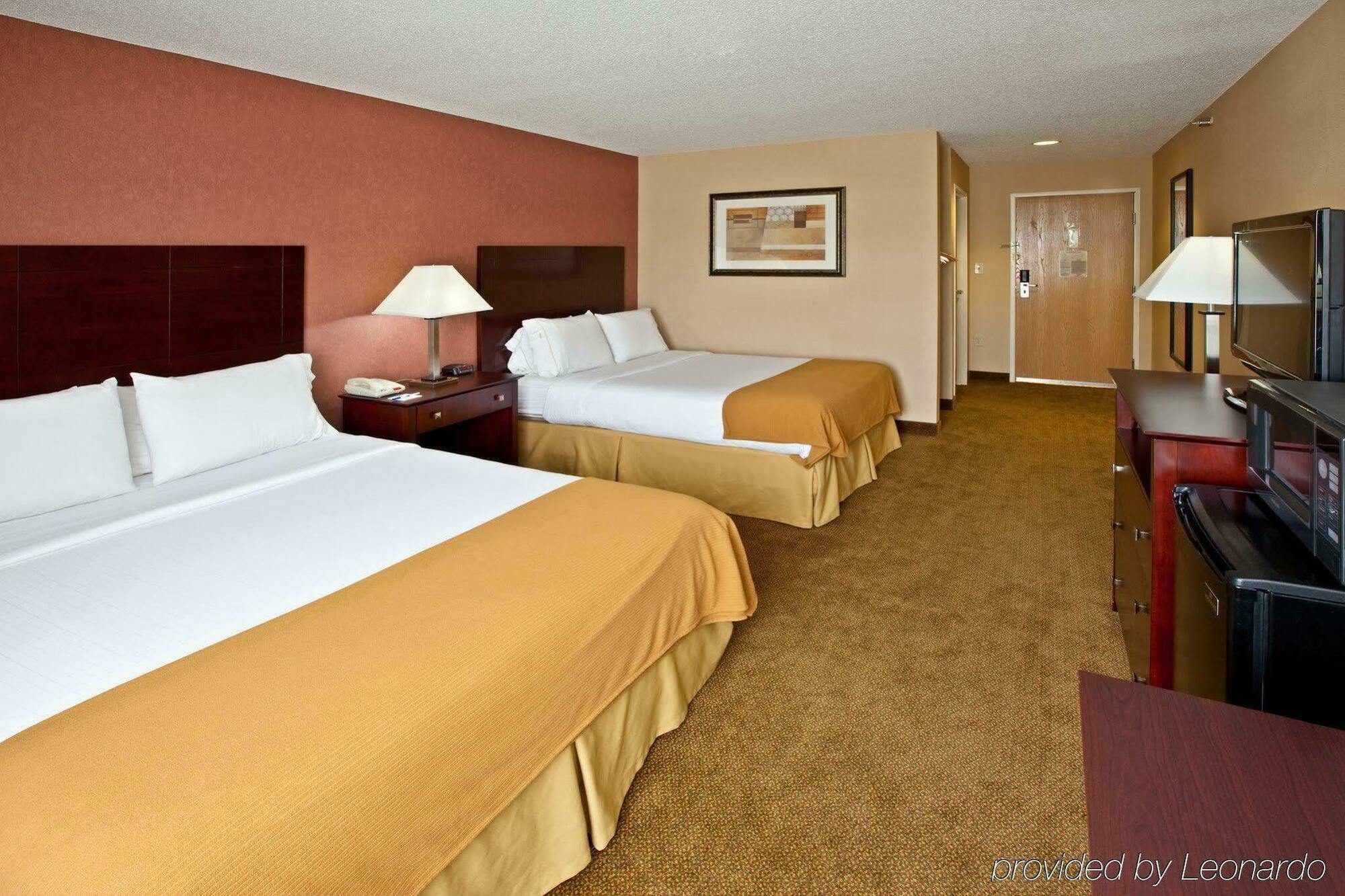 Holiday Inn Express Hotel & Suites Cincinnati-North/Sharonville Bagian luar foto
